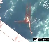 Maníaca chupapollas en la piscina