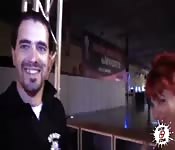 Maciza de ébano comiendo rabo