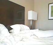 MILF rubia pone cachondo al personal a través de su webcam