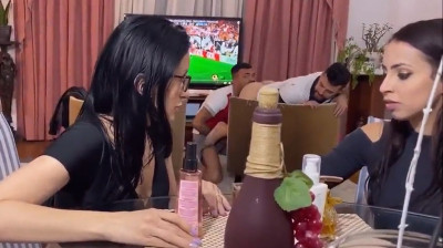 Due ragazzi etero con le fidanzate in un incontro gay